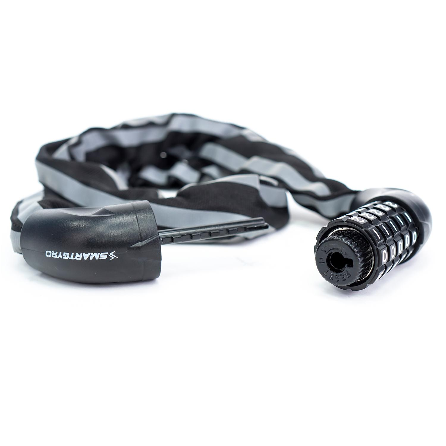 Un candado negro para scooter con llave y candado de combinación sobre fondo blanco.