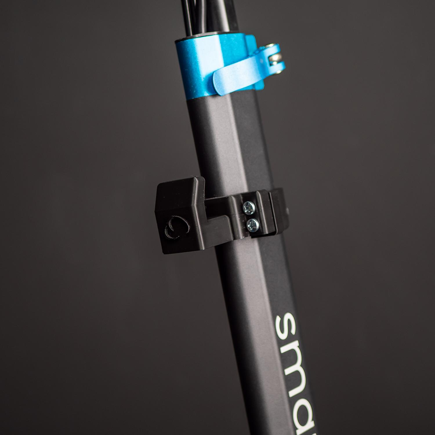 Un soporte negro está fijado a un scooter. Es azul y negro.