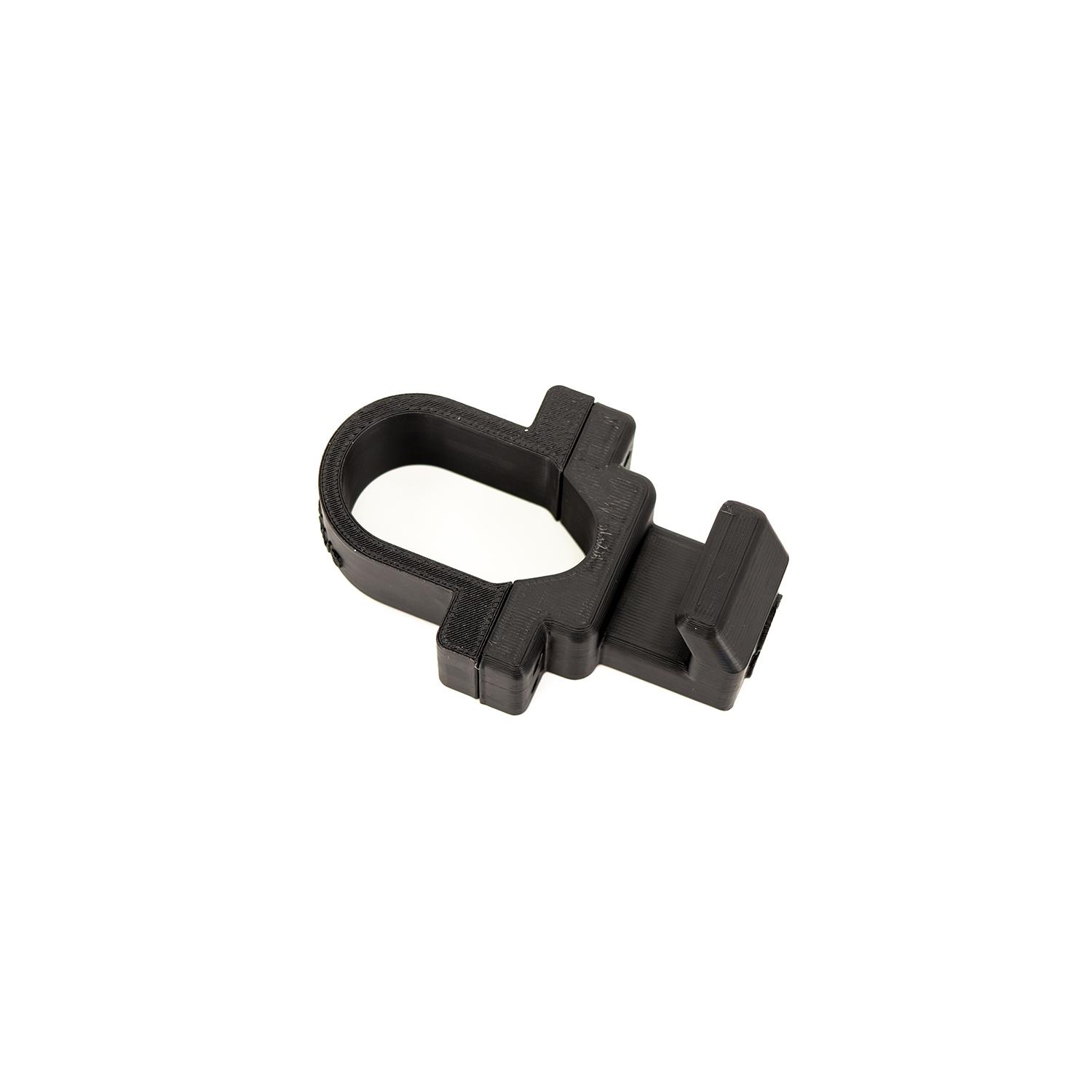 Clip de plástico negro, forma de círculo abierto con una extensión rectangular. Aislado sobre fondo blanco.