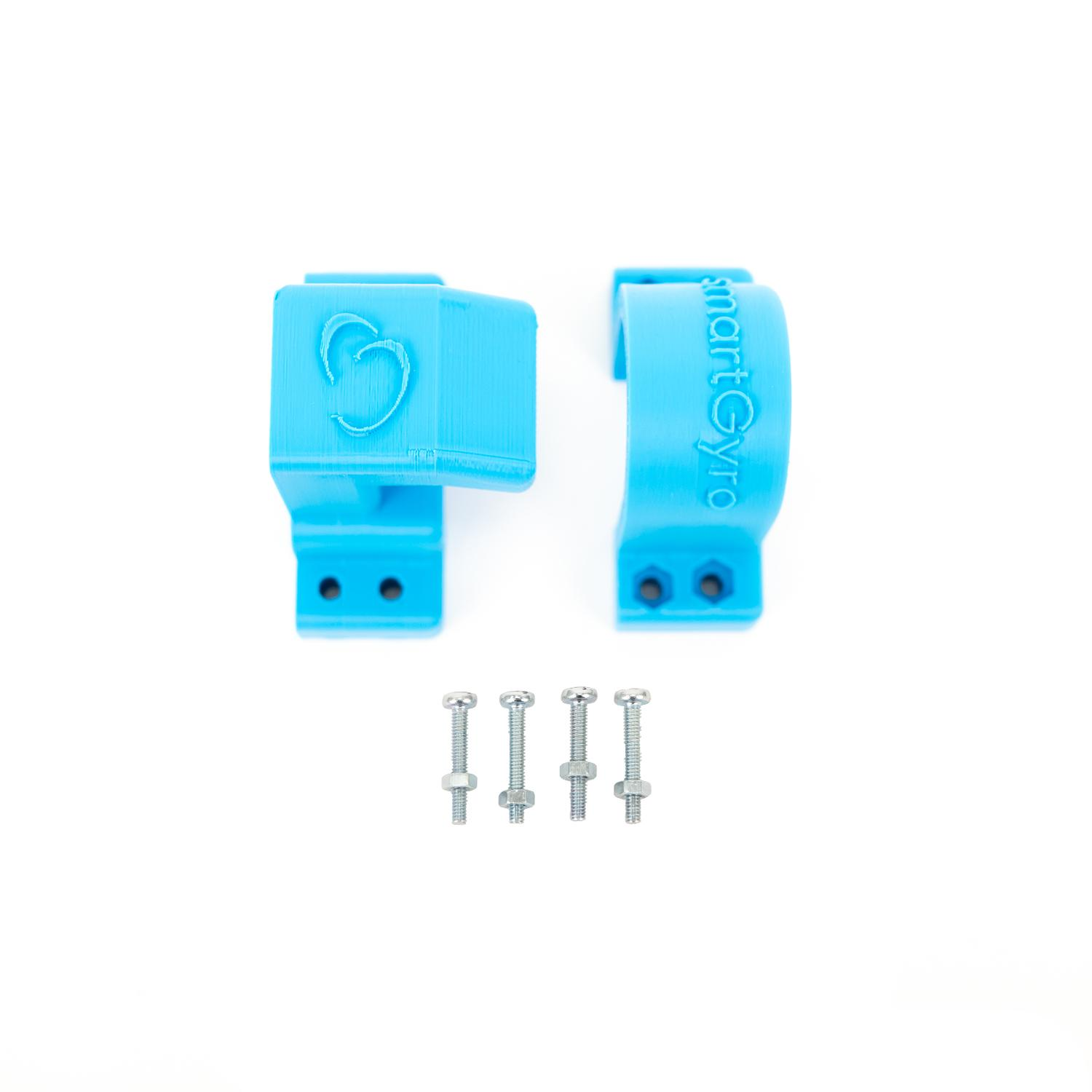 Piezas y tornillos de montaje de scooter Smartgyro de plástico azul sobre fondo blanco.