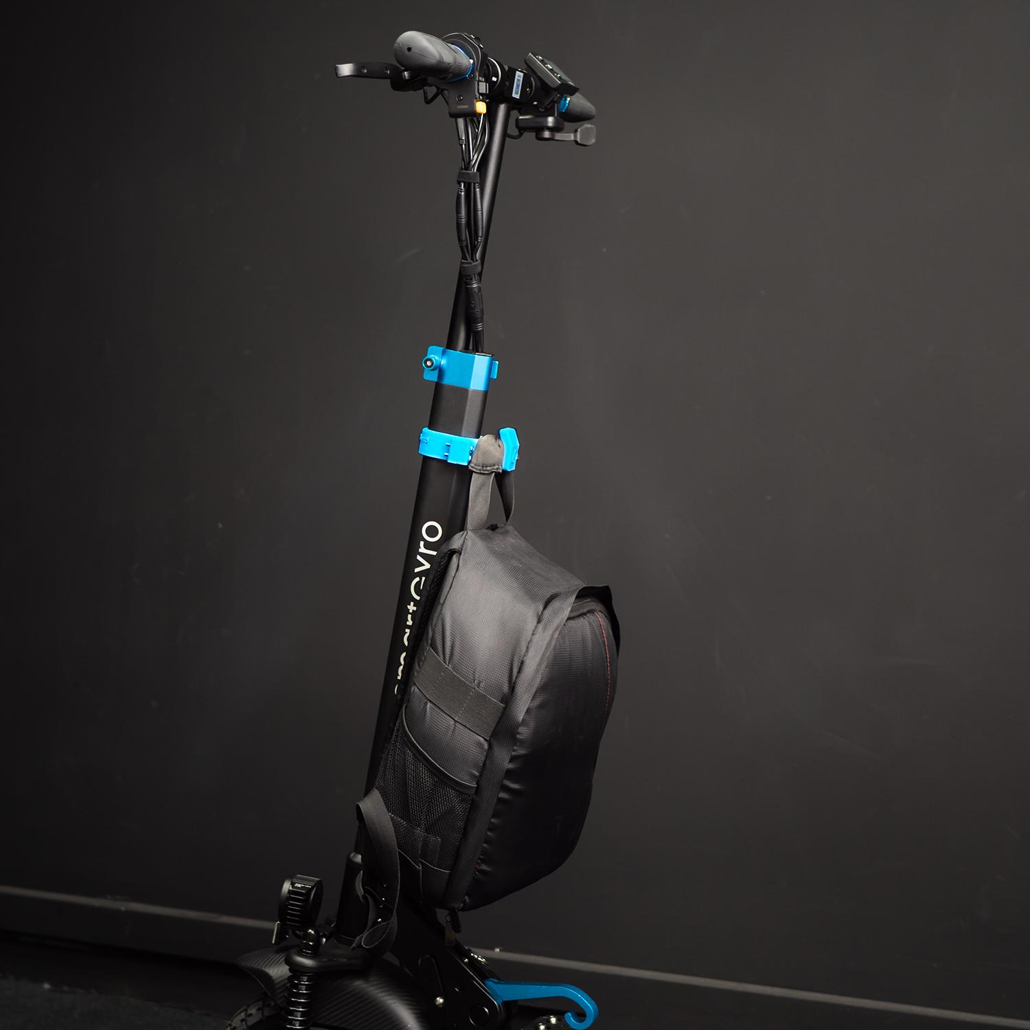 Un scooter eléctrico negro y azul con una bolsa negra. El texto dice smartGyro.