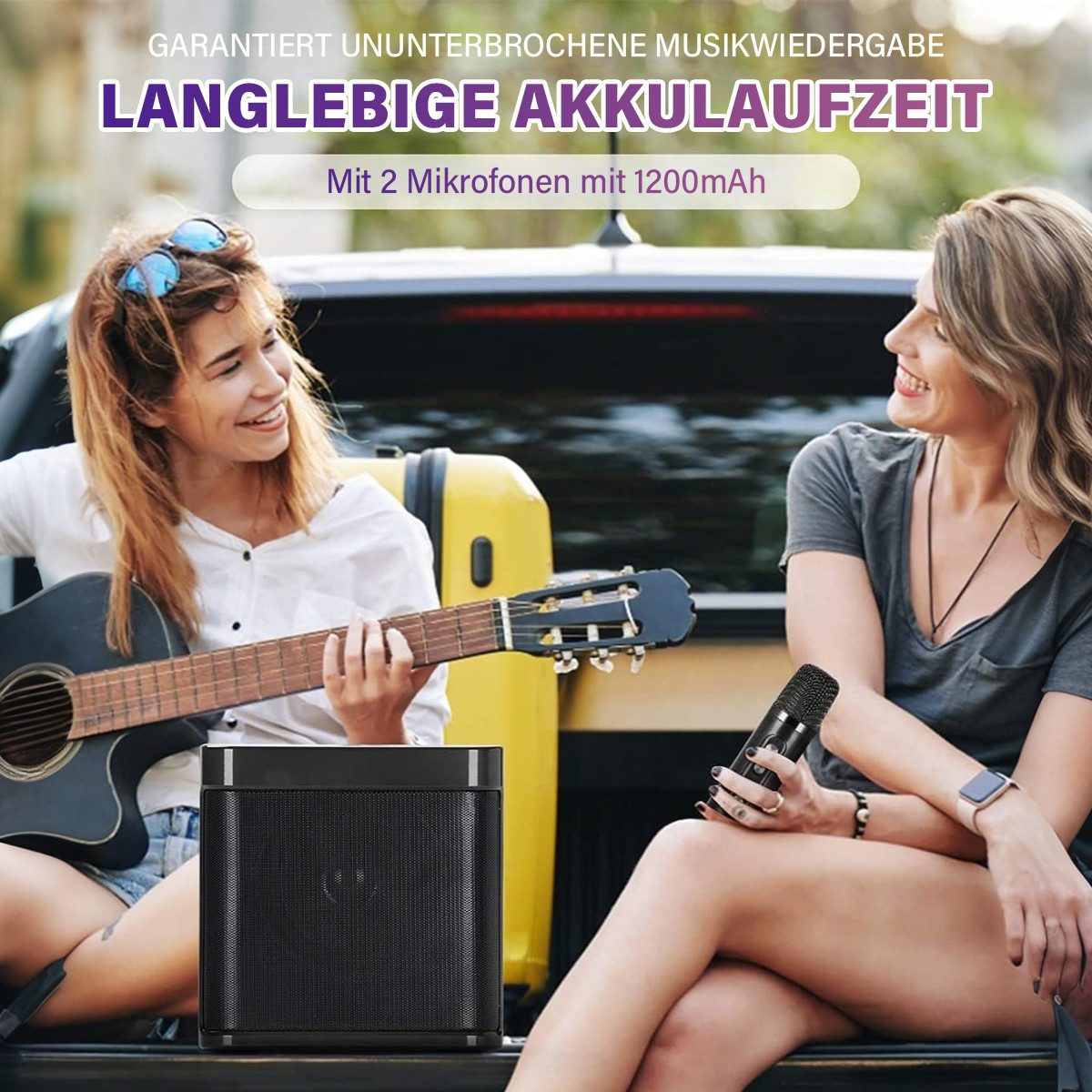 Zwei Frauen mit Lautsprecher und Gitarre. Eine spielt Gitarre, die andere hält ein Mikrofon. Auto im Hintergrund.