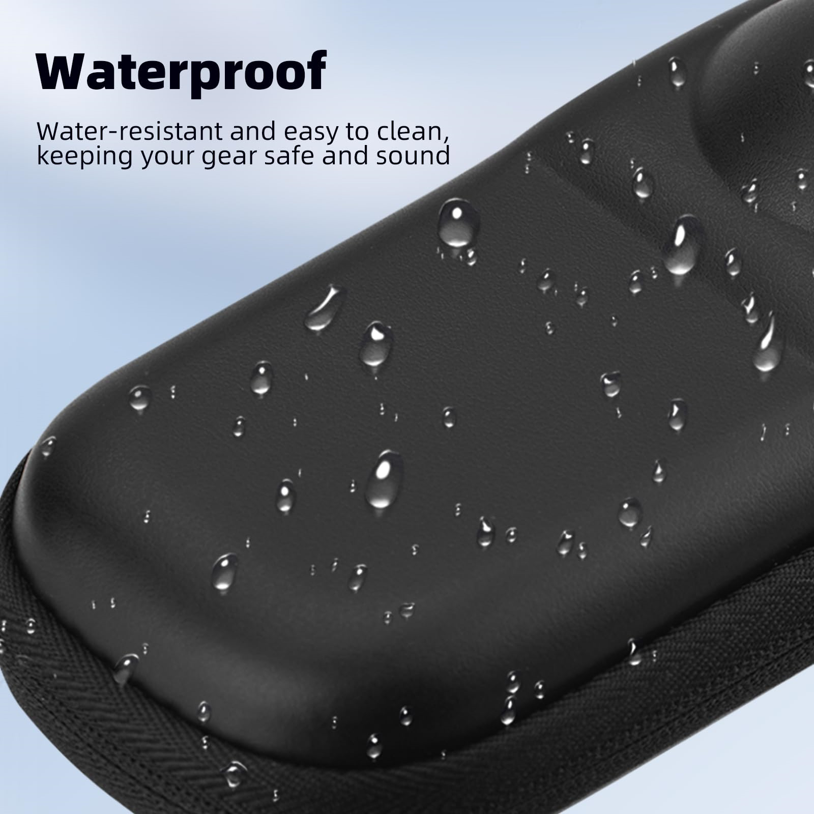 Schwarze wasserdichte Hülle mit Wassertropfen, das Wort 'Waterproof' ist sichtbar.