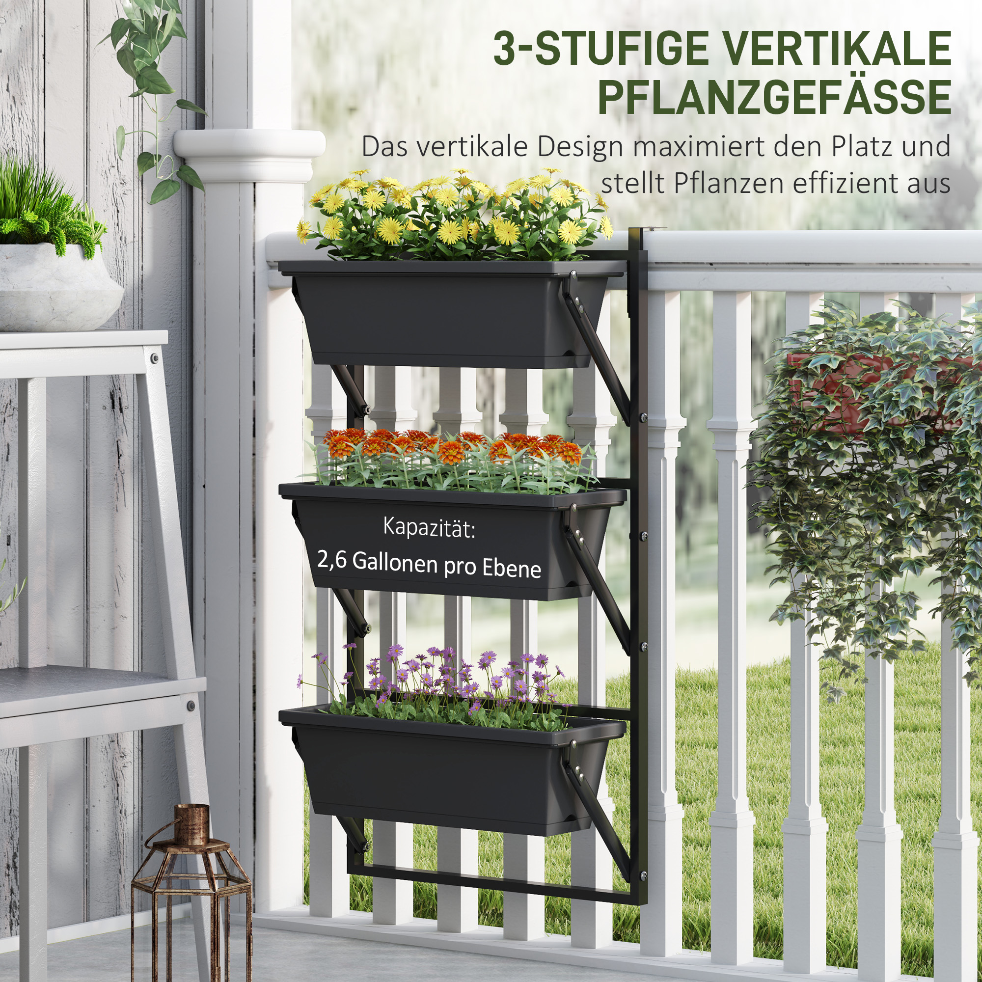 Dreistufige vertikale Pflanzkästen auf einem Geländer. Text: '3-stufige vertikale Pflanzgefässe'. Weißer Zaun im Hintergrund.