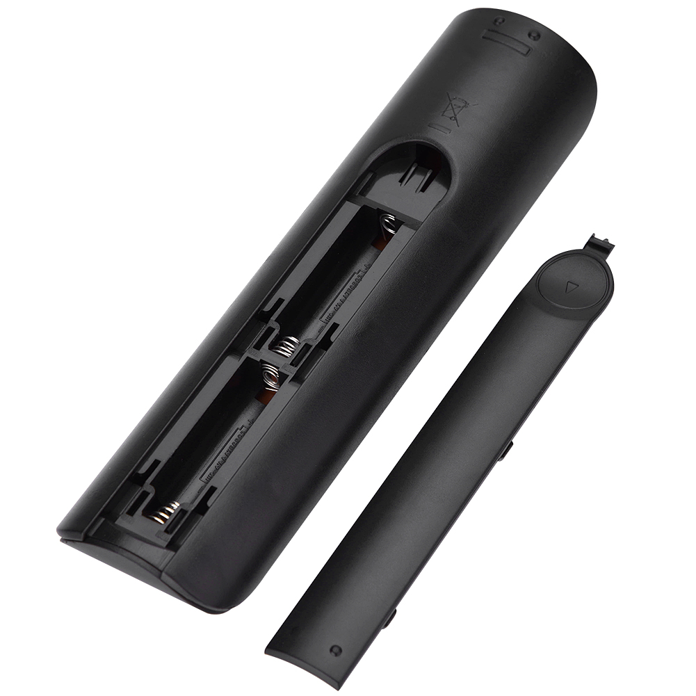 Schwarze Fernbedienung mit abgenommener Batterieabdeckung. Innenraum zeigt das Batteriefach.