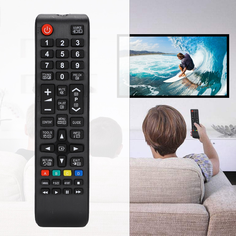 Eine TV-Fernbedienung, mit einem Fernsehbildschirm, der einen Surfer zeigt, und eine Frau, die auf einem Sofa sitzt.