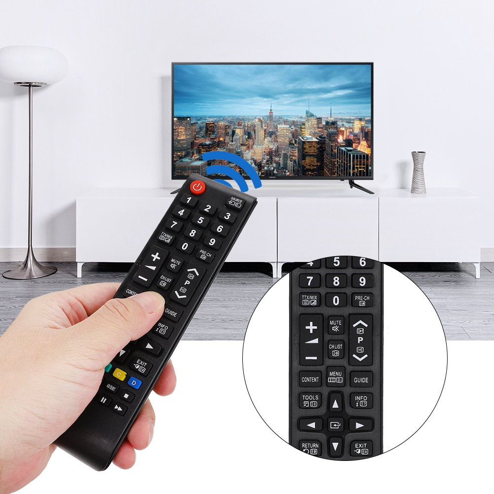 Eine Hand, die eine TV-Fernbedienung hält, mit einem Fernseher im Hintergrund und einer Nahaufnahme der Tasten.