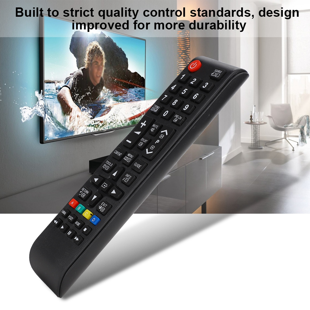 Schwarze Fernbedienung mit vielen Knöpfen, ein Fernseher mit einem Surfer und eine weiße Wand.