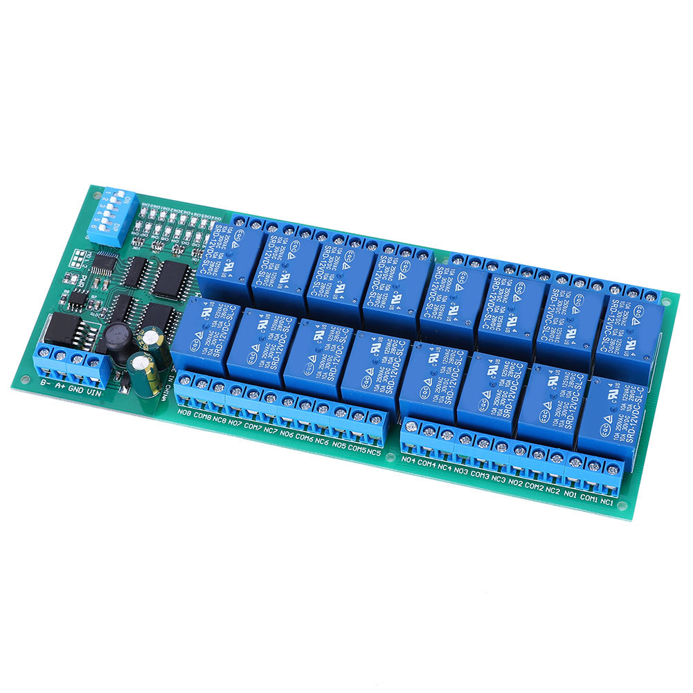 Eine grüne Leiterplatte mit blauen Relais und verschiedenen elektronischen Bauteilen.