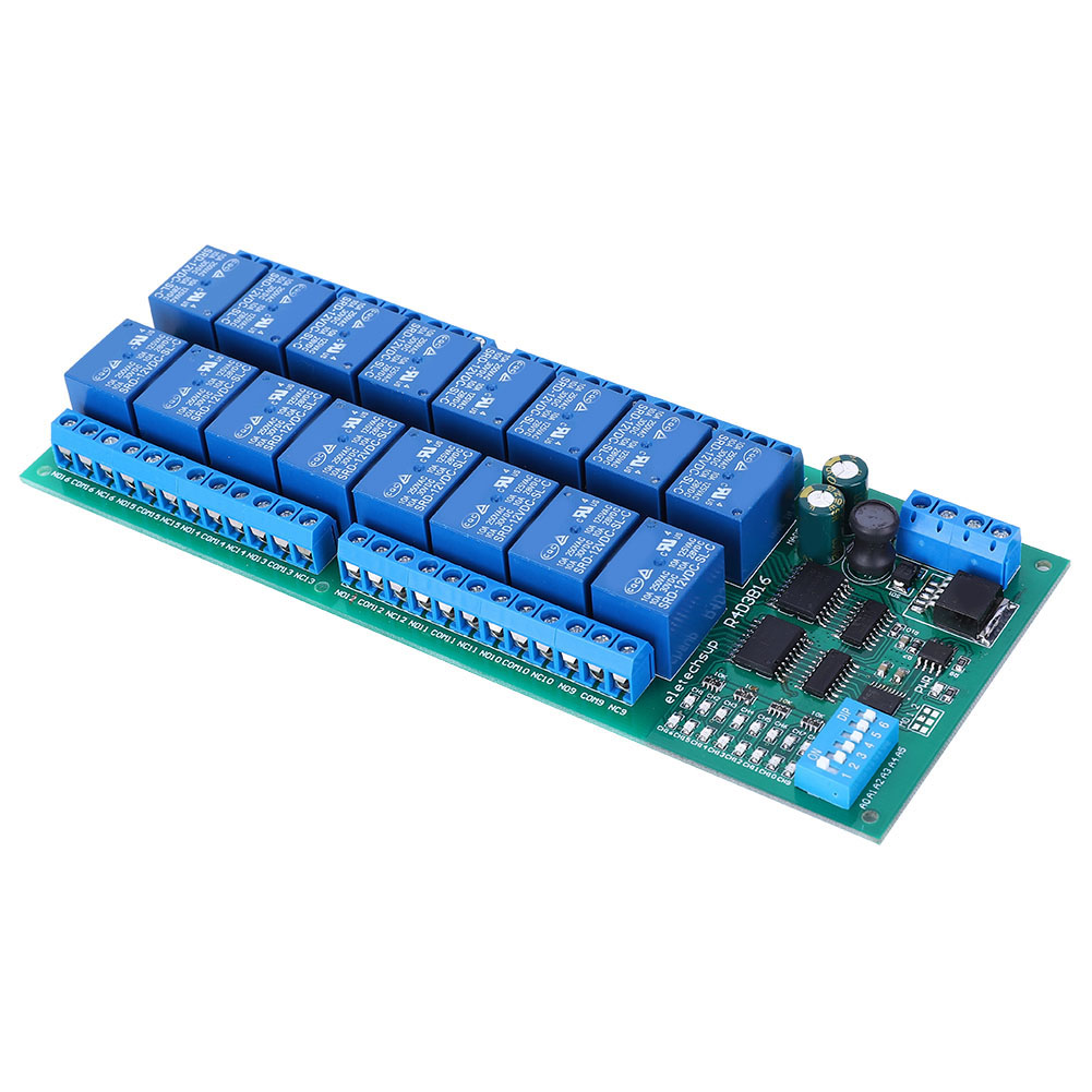 Eine grüne Leiterplatte mit mehreren blauen Relais und Anschlüssen. Elektronische Bauteile sichtbar.