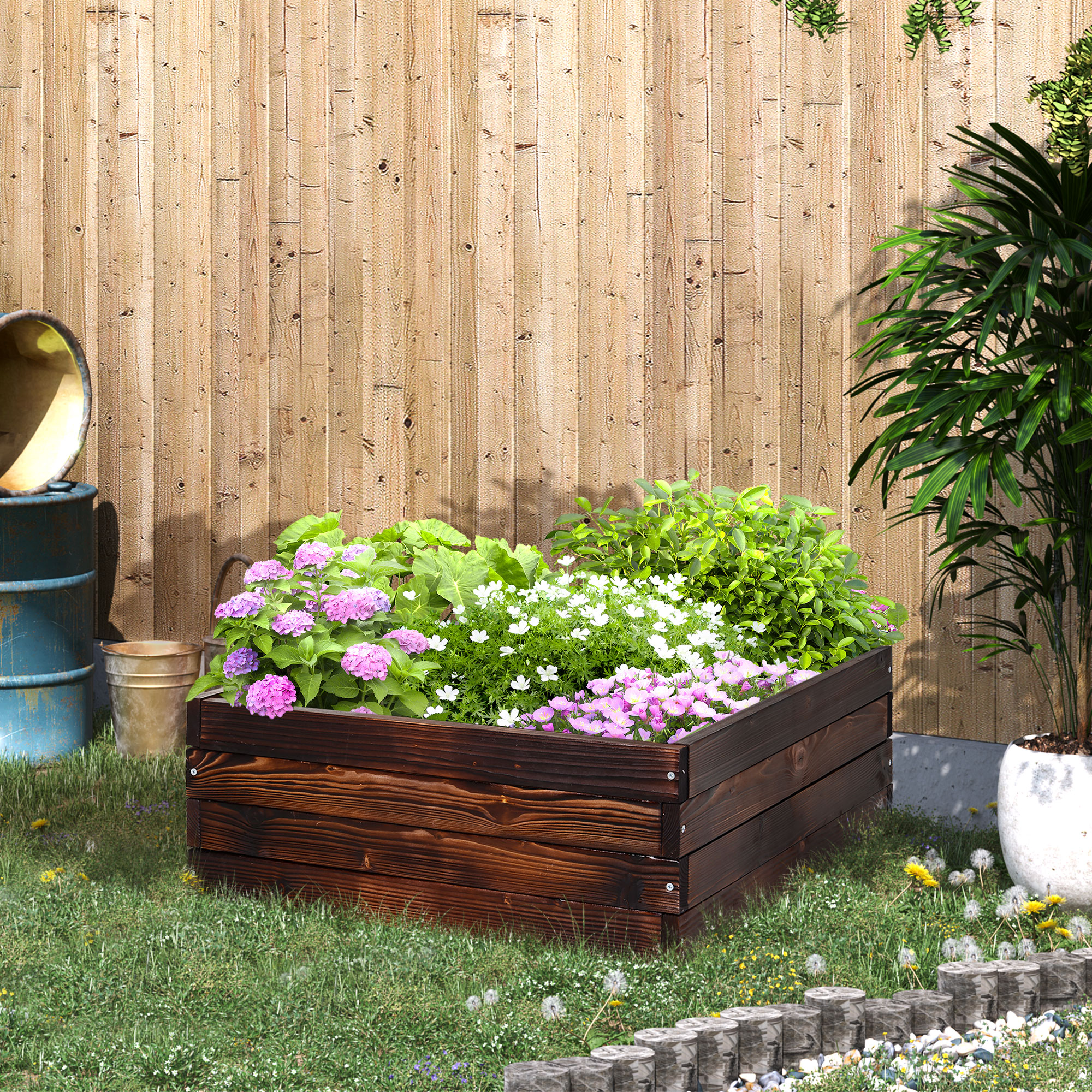 Ein erhöhtes Gartenbeet aus Holz mit Blumen und Pflanzen, in einem grasbewachsenen Bereich.