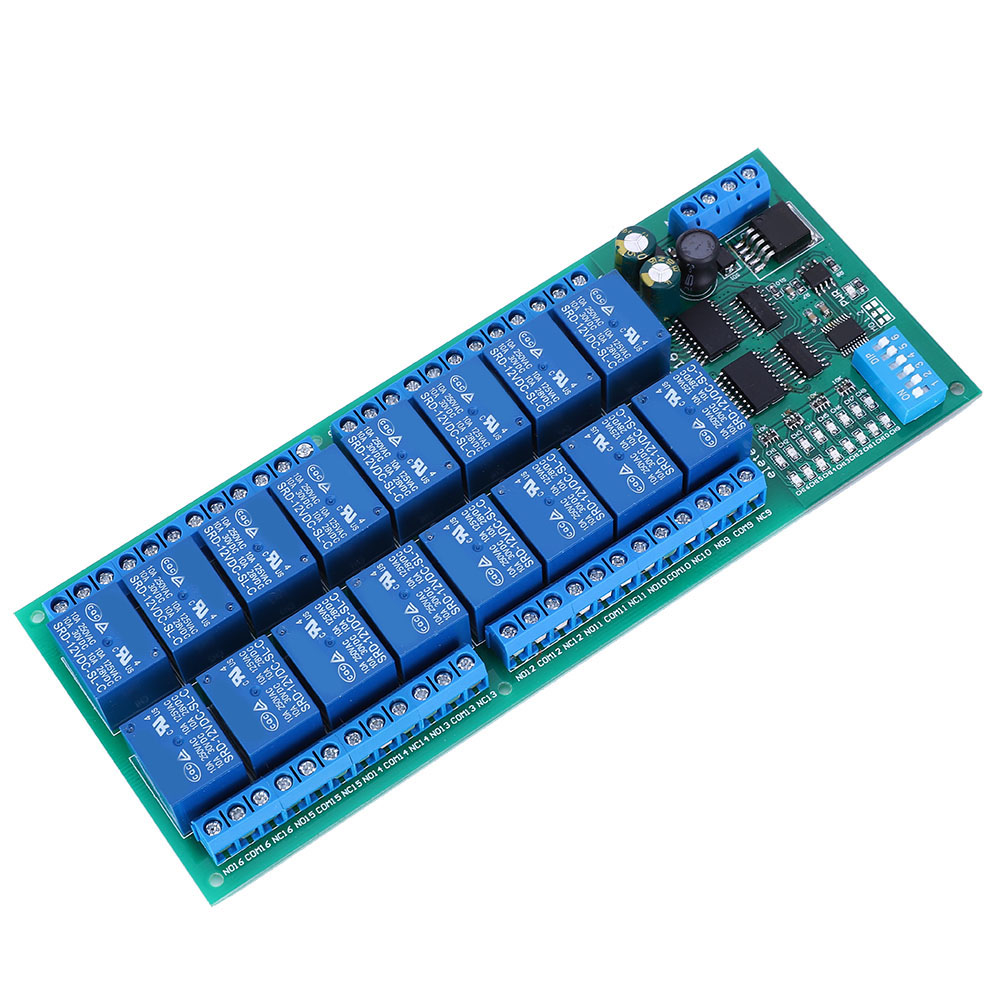 Eine grüne Platine mit blauen Relais, Drähten und anderen elektronischen Komponenten.