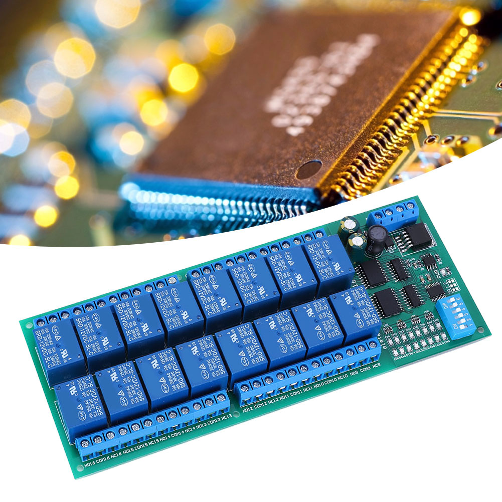 Eine Leiterplatte mit mehreren blauen Relais, einem Chip und verschiedenen elektronischen Bauteilen.