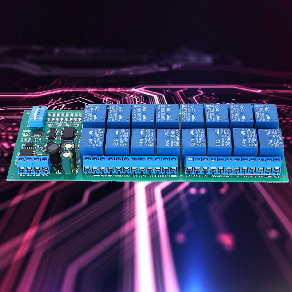 Eine Leiterplatte mit blauen Relais und elektronischen Komponenten vor einem pinken Hintergrund.