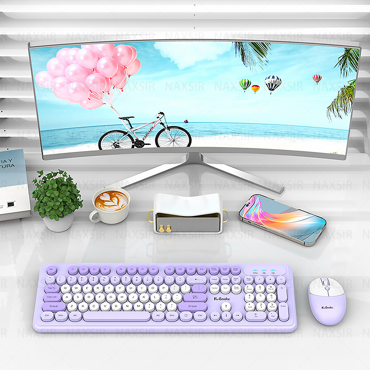Ein Schreibtisch mit Monitor, Tastatur, Maus, Pflanze, Kaffee und Telefon.