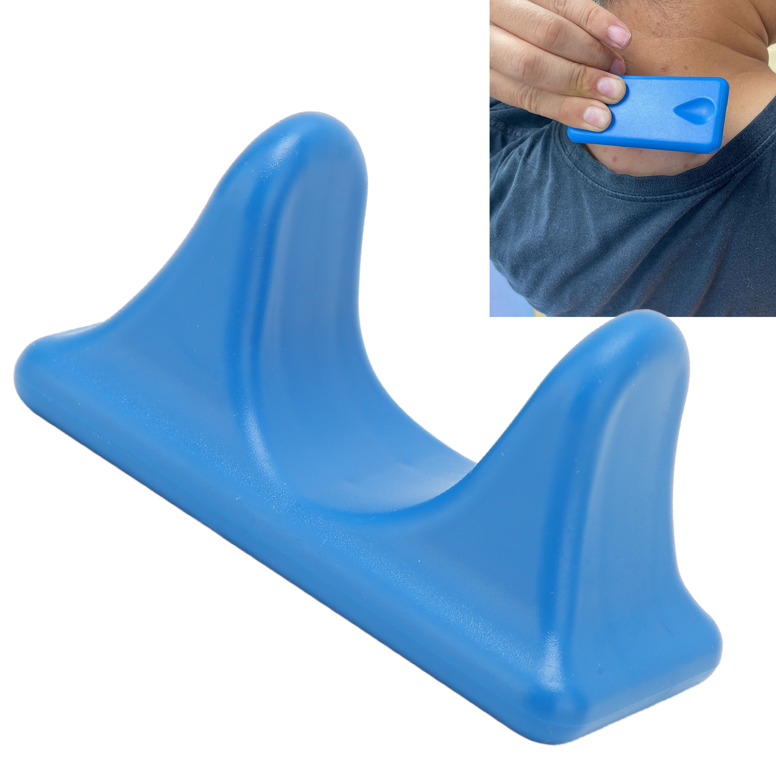 Blaues Massagegerät. Einsatz zeigt die Verwendung des Werkzeugs am Hals.