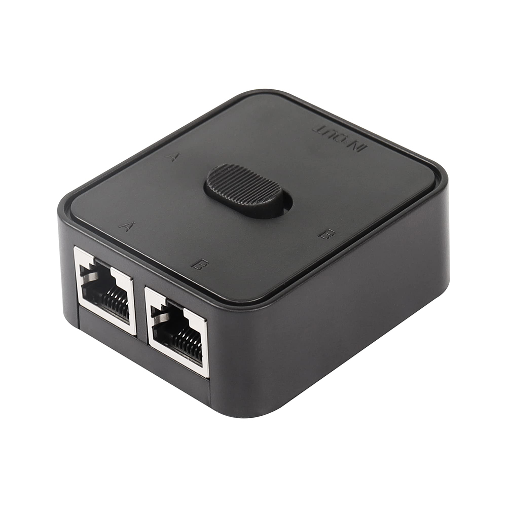 Schwarzer Netzwerk-Switch mit zwei RJ45-Anschlüssen und einem Schalter. Der Text 'IN OUT' steht oben.