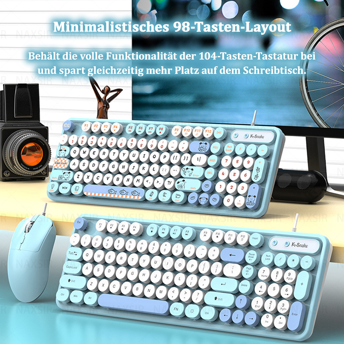 Zwei hellblaue Tastaturen mit runden Tasten und eine hellblaue Maus auf einem weißen Schreibtisch.