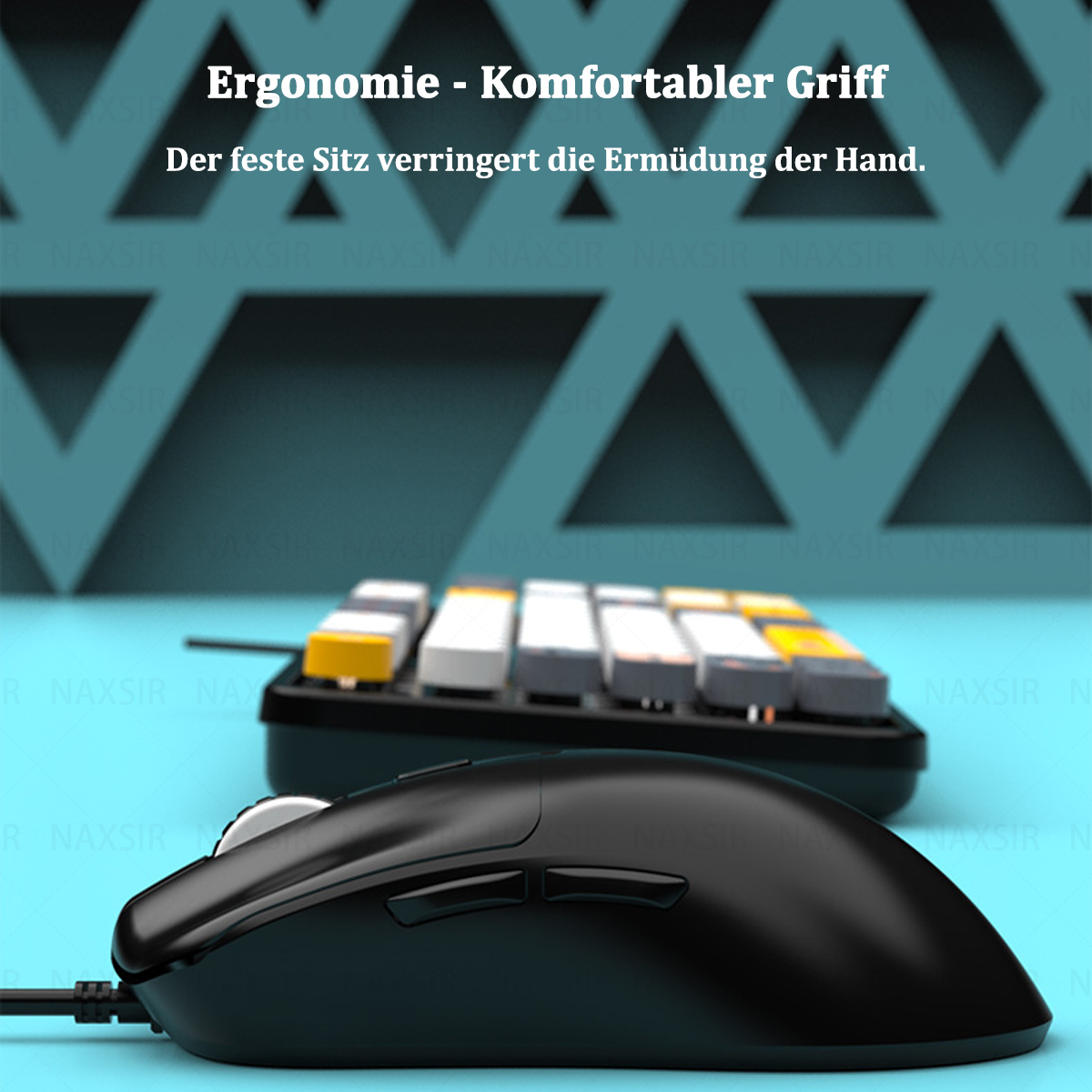 Eine schwarze Maus auf einer blauen Oberfläche. Teilansicht einer Tastatur im Hintergrund.