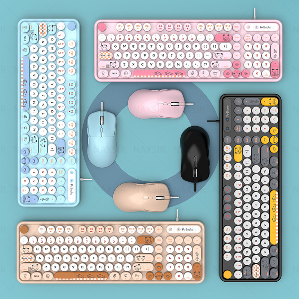 Verschiedene bunte Tastaturen und Mäuse. Es gibt blau, rosa, beige und schwarz Tastatur-Maus-Kombinationen.
