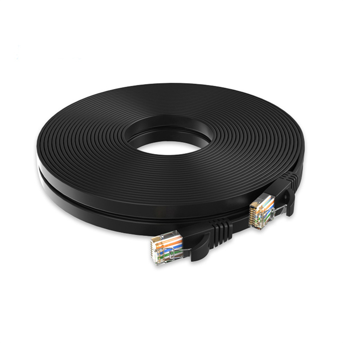 Eine Rolle schwarzes, flaches Ethernet-Kabel mit zwei RJ45-Anschlüssen auf weißem Hintergrund.
