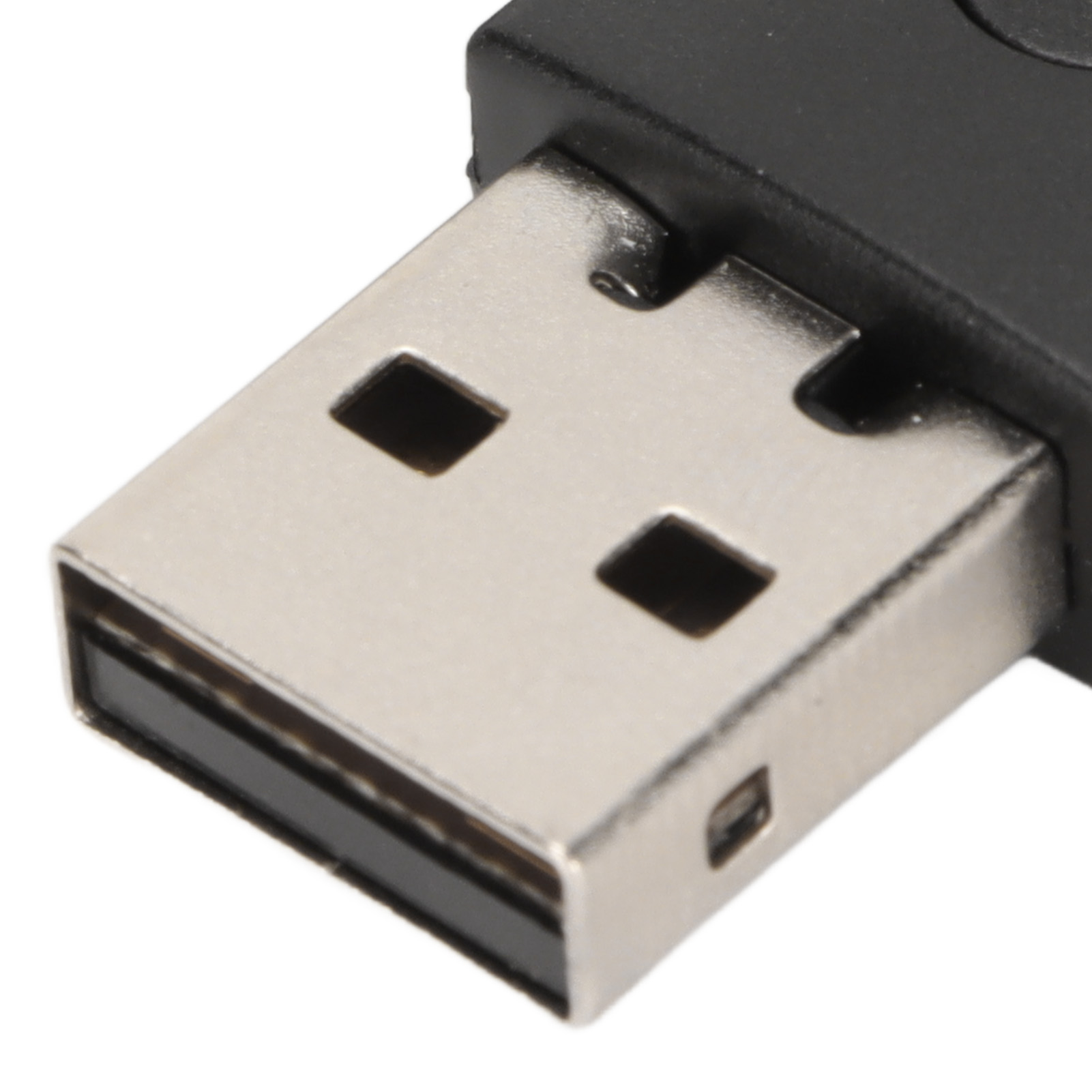 Nahaufnahme eines schwarzen USB-Anschlusses mit silberfarbenem Ende.