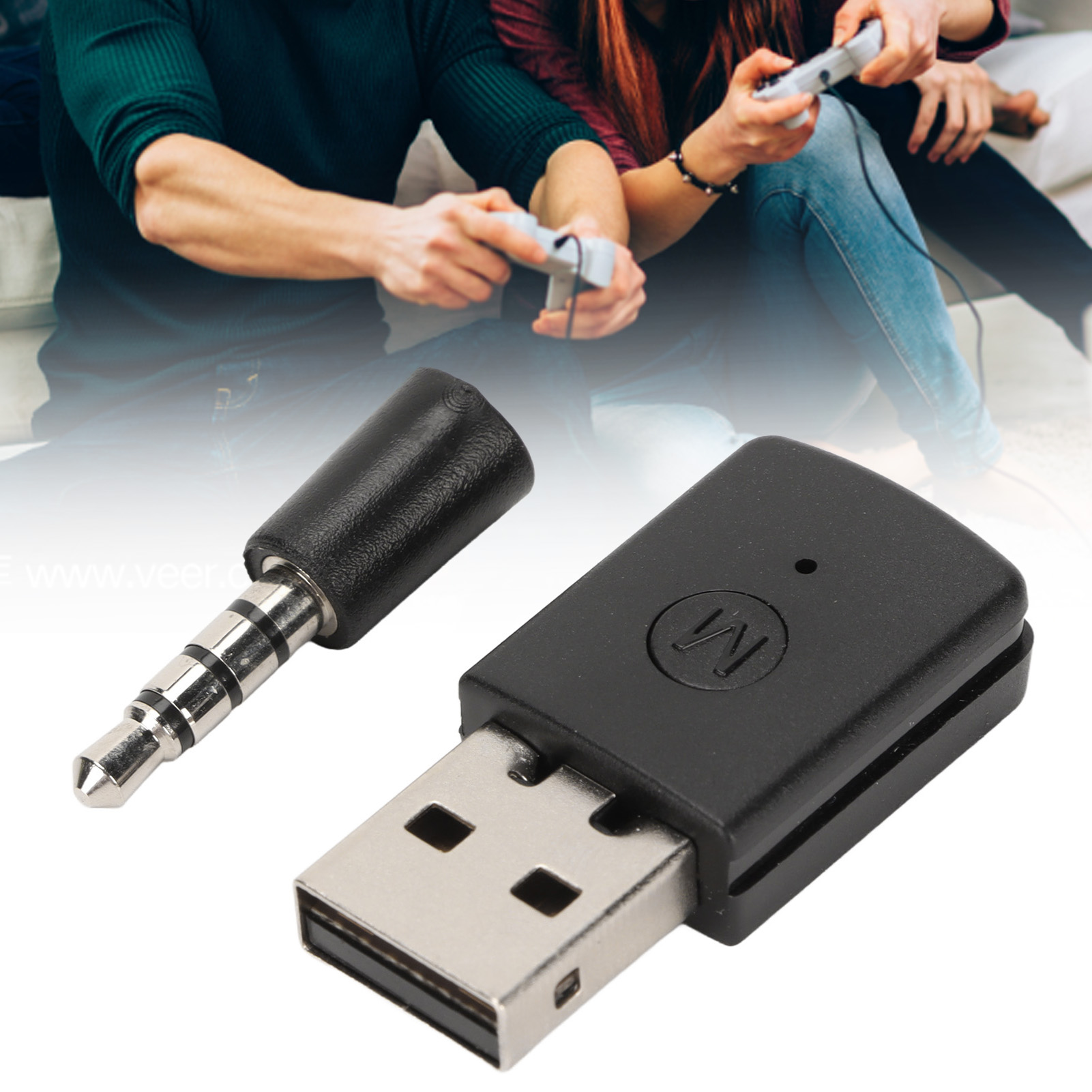 Ein 3,5-mm-Stecker und ein USB-Empfänger. Der Hintergrund zeigt zwei Personen beim Videospielen.