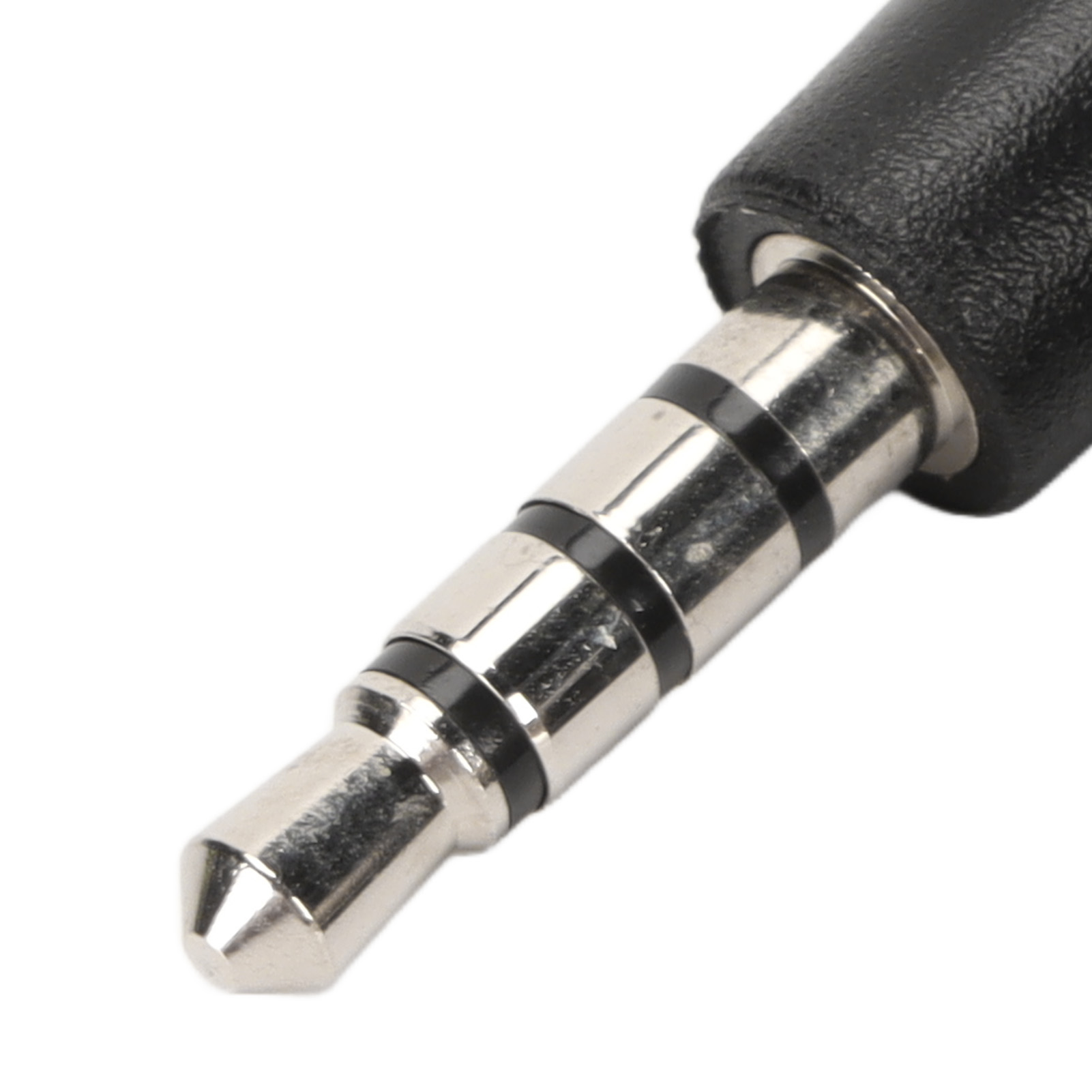 Nahaufnahme eines 3,5-mm-Audioanschlusses. Er ist silber und schwarz, mit einem schwarzen Gummi-Griff.