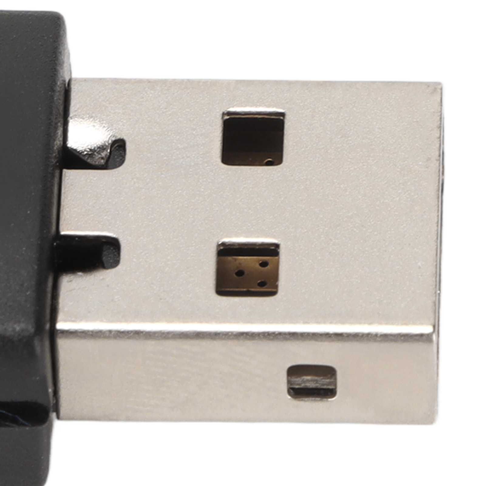 Nahaufnahme eines USB-Anschlusses. Er ist schwarz und silber und zeigt die Metallkontakte.