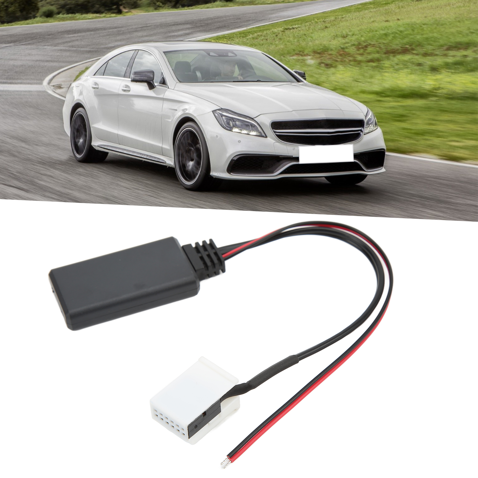 Ein schwarzer Bluetooth-Empfänger und ein weißer Stecker mit Kabeln, wahrscheinlich für ein Auto-Audiosystem, auf weißem Hintergrund.