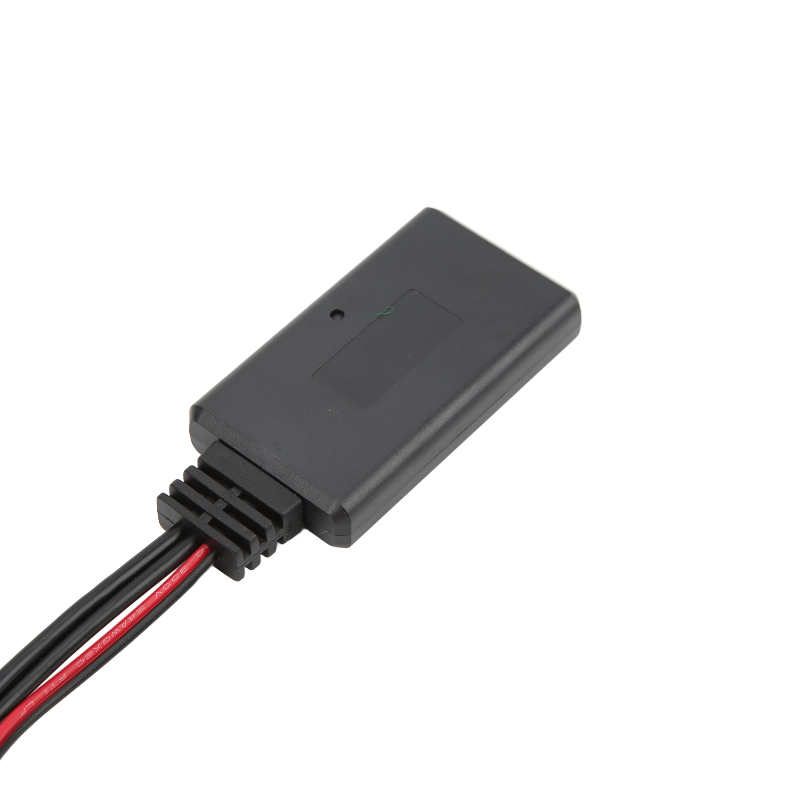 Schwarzer Bluetooth-Empfänger mit Drähten, isoliert auf Weiß. Drähte sind rot und schwarz. Der Empfänger ist rechteckig.