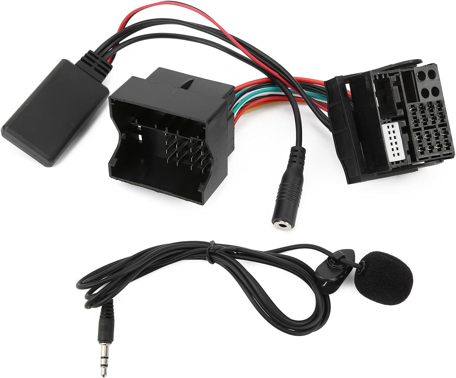 Auto-Audioadapter mit Kabeln, Anschlüssen und einem Mikrofon. Schwarze und mehrfarbige Kabel.
