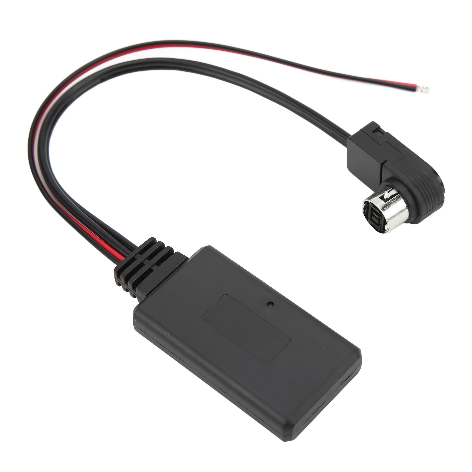 Ein schwarzer Bluetooth-Adapter mit Kabeln und einem silbernen Stecker. Isoliert auf weißem Grund.