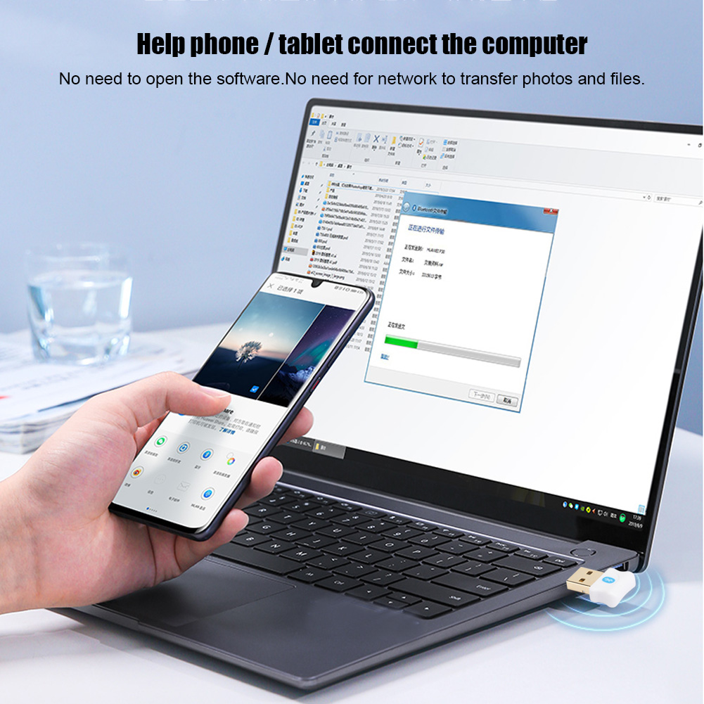 Ein Telefon ist über einen USB-Dongle mit einem Laptop verbunden. Text sagt: Helfen Sie dem Telefon/Tablet, den Computer zu verbinden.
