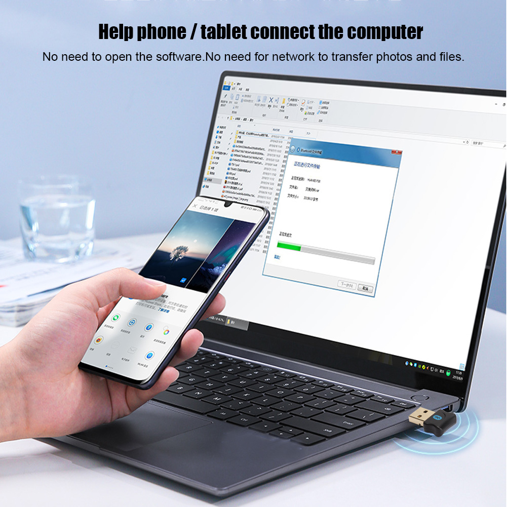 Ein Telefon ist über einen Bluetooth-Adapter mit einem Laptop verbunden. Der Laptop ist geöffnet.