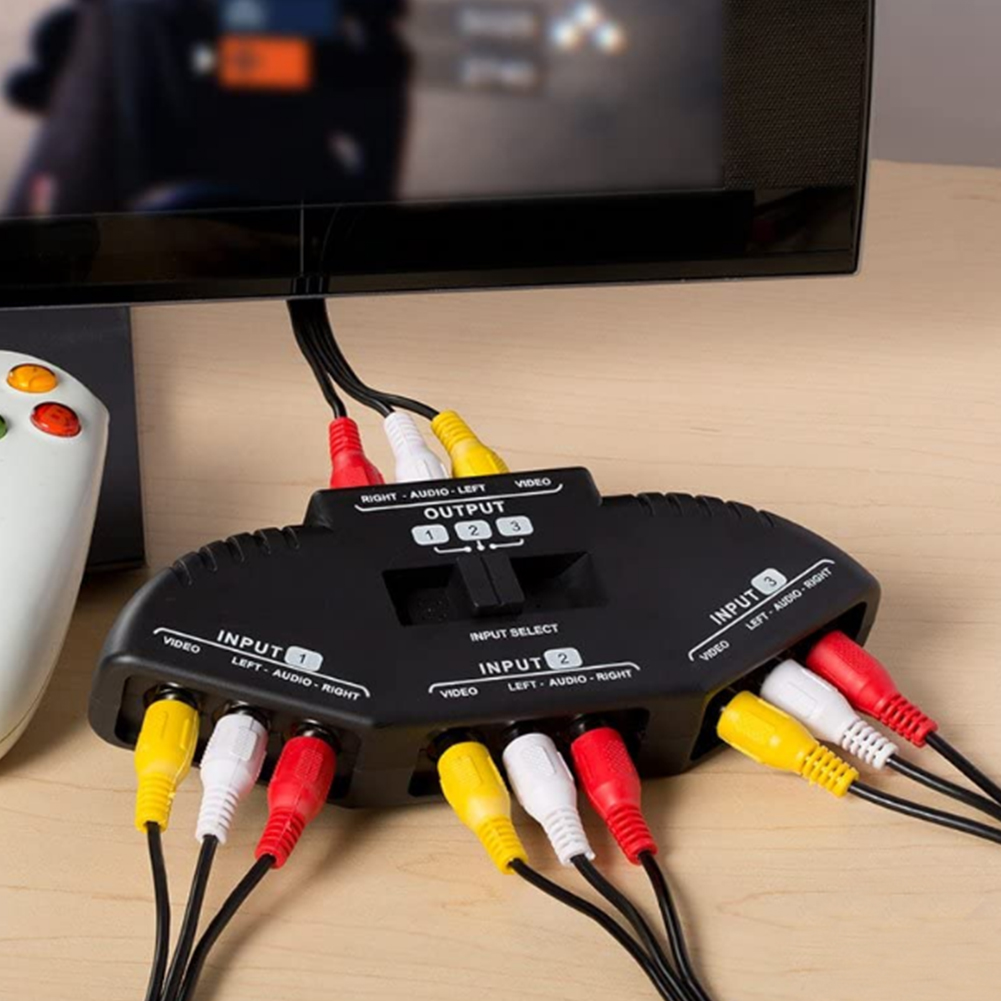 AV-Schalter, der mit einem Fernseher verbunden ist, mit mehreren eingesteckten Cinch-Kabeln.