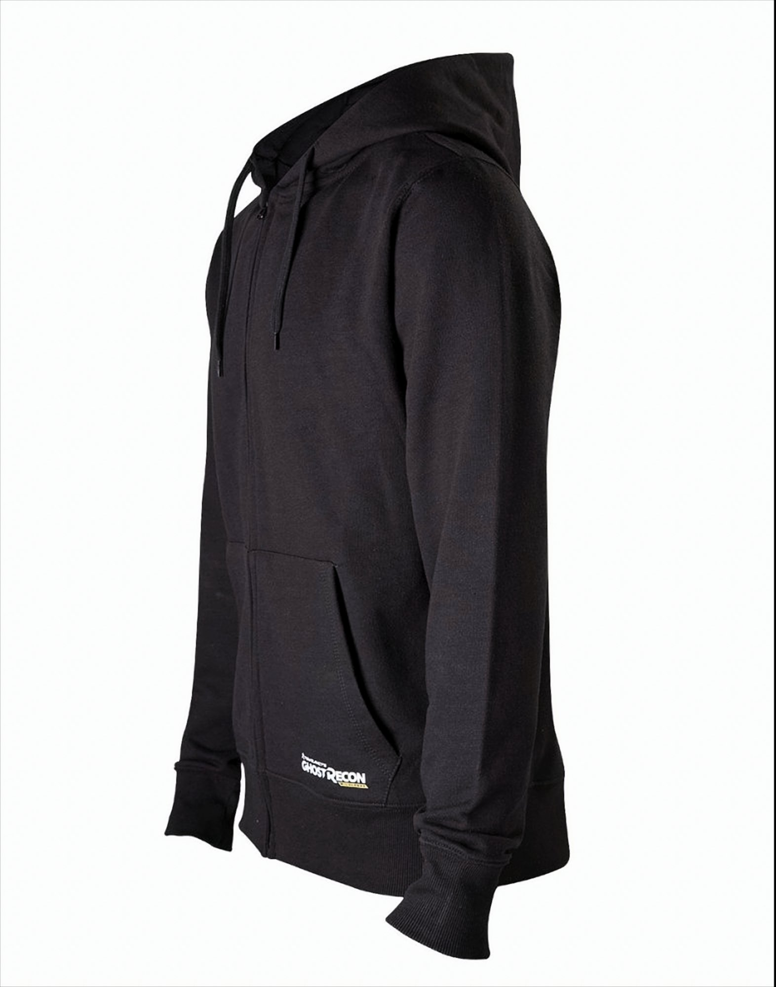 Ein schwarzer Kapuzenpullover mit Reißverschluss, Tasche und Logoaufnäher. Die Kapuze ist oben.