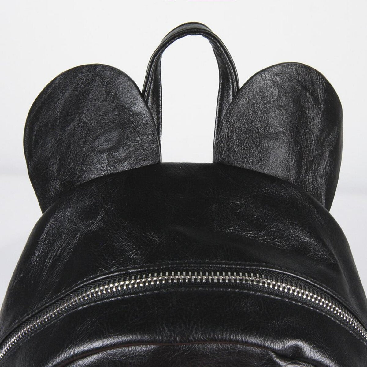 Primer plano de una mochila negra de Mickey Mouse con cremallera y orejas de Mickey Mouse.