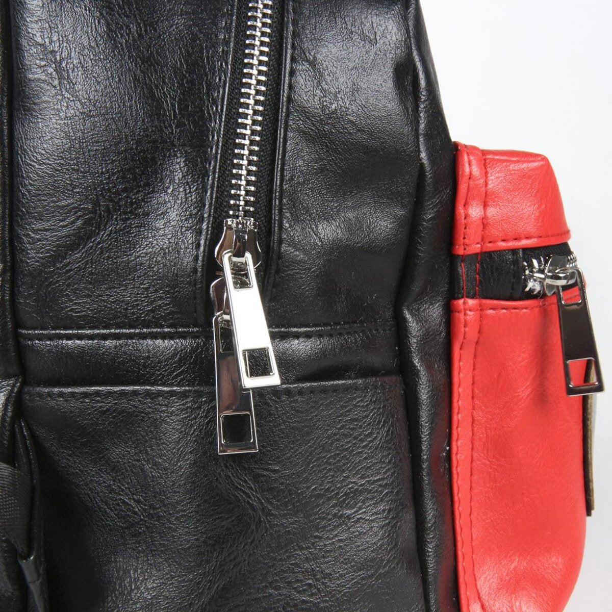 Primer plano de una mochila negra y roja de Mickey Mouse con cremallera y bolsillo.