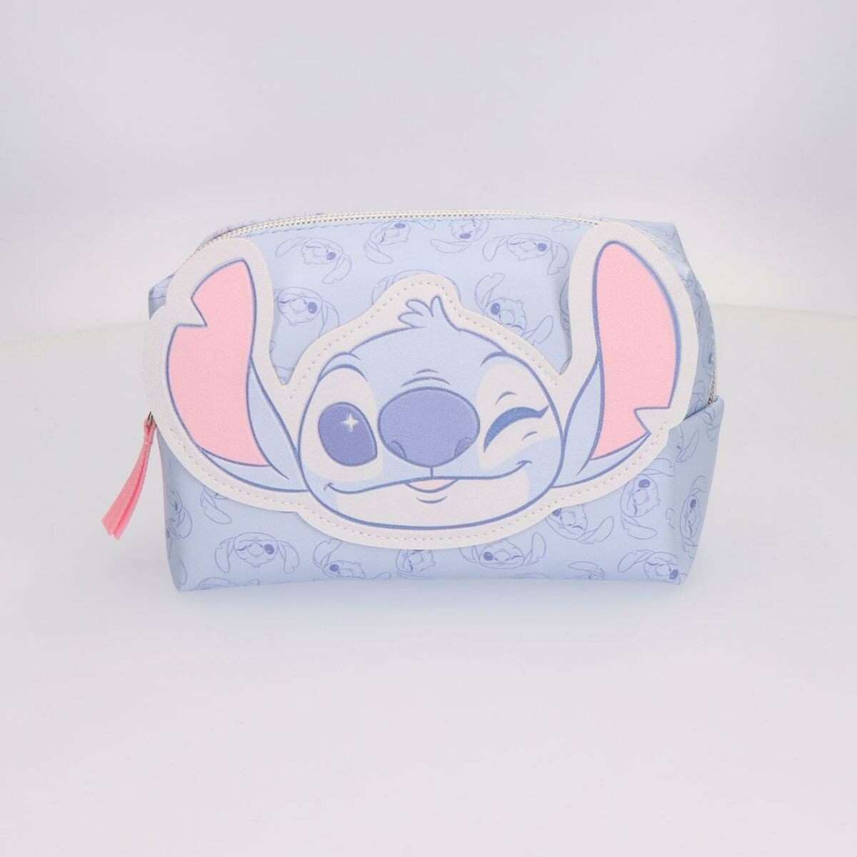 Hellblaue Stitch Kosmetiktasche mit Stitchs Gesicht auf der Vorderseite, zwinkernd.