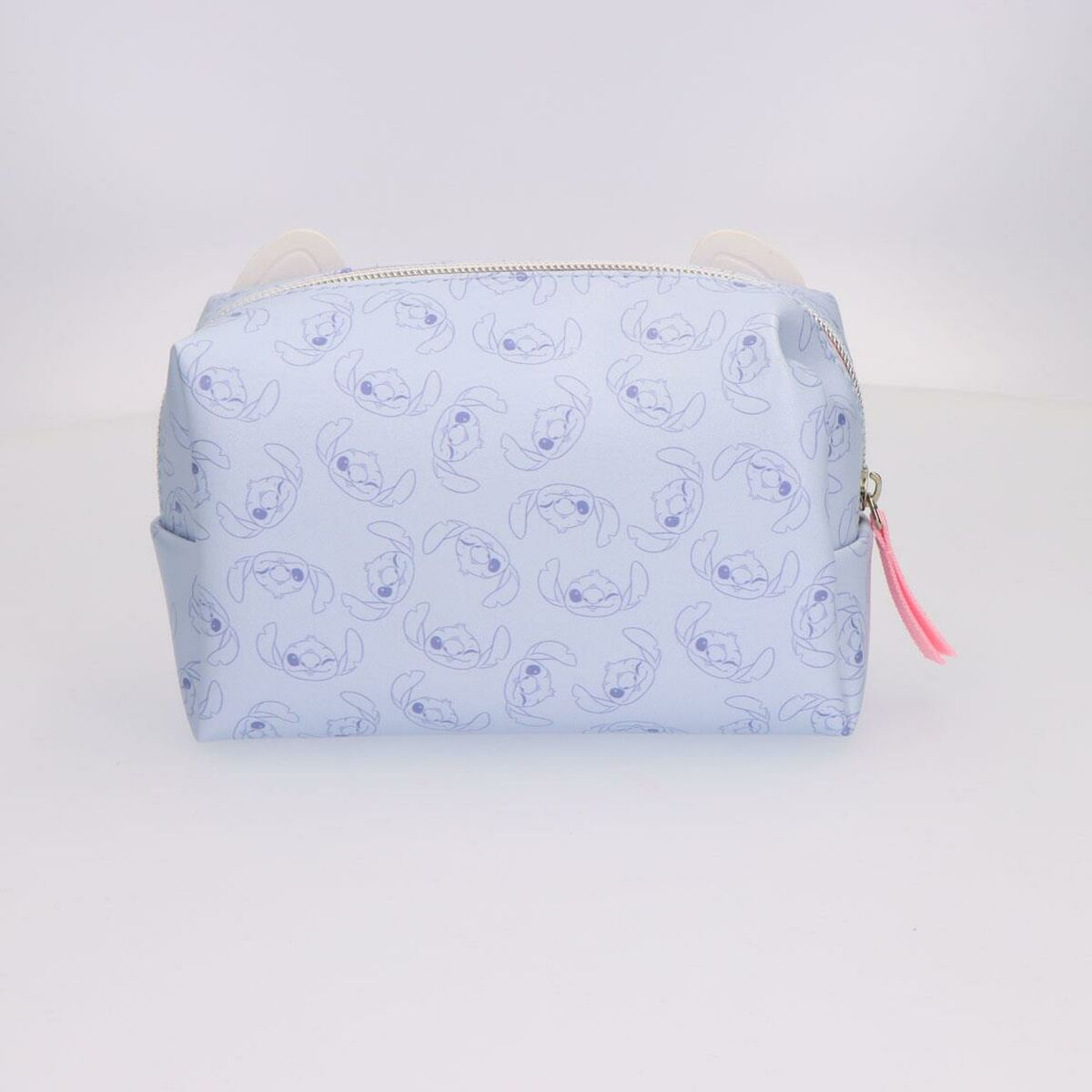 Hellblaue Stitch Kosmetiktasche mit Stitch-Muster und einem rosa Reißverschluss.