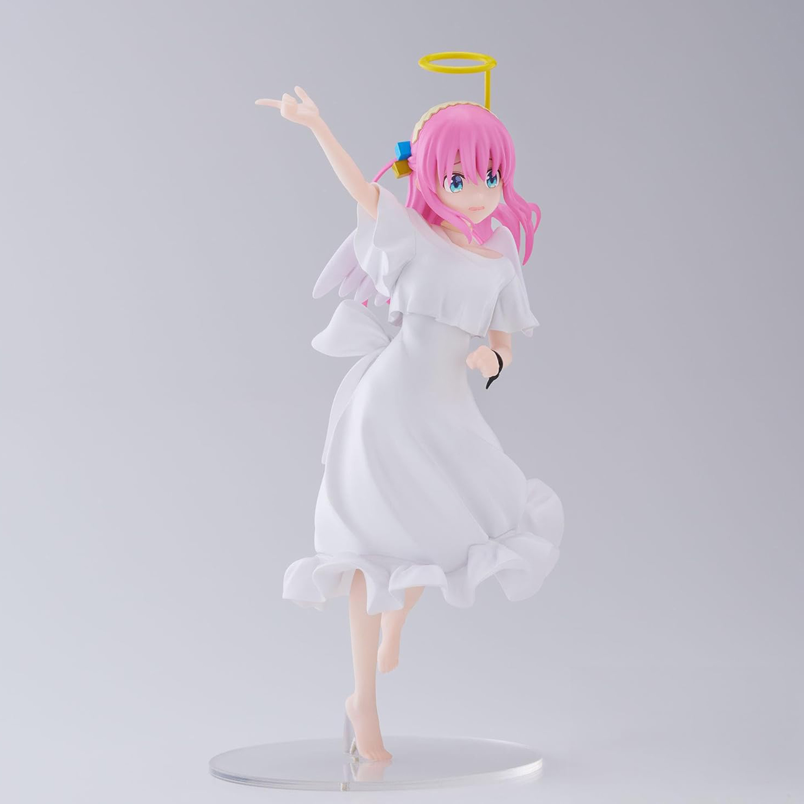 Anime-Figur eines Mädchens in weißem Kleid und Heiligenschein. Sie steht auf einer durchsichtigen Basis.