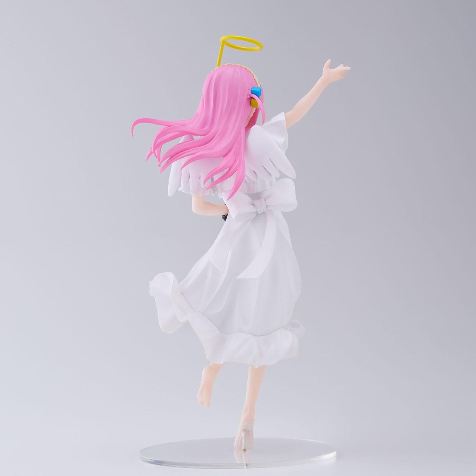 Anime-Figur eines Mädchens mit rosa Haaren, Flügeln, Heiligenschein, weißem Kleid, auf weißem Sockel.