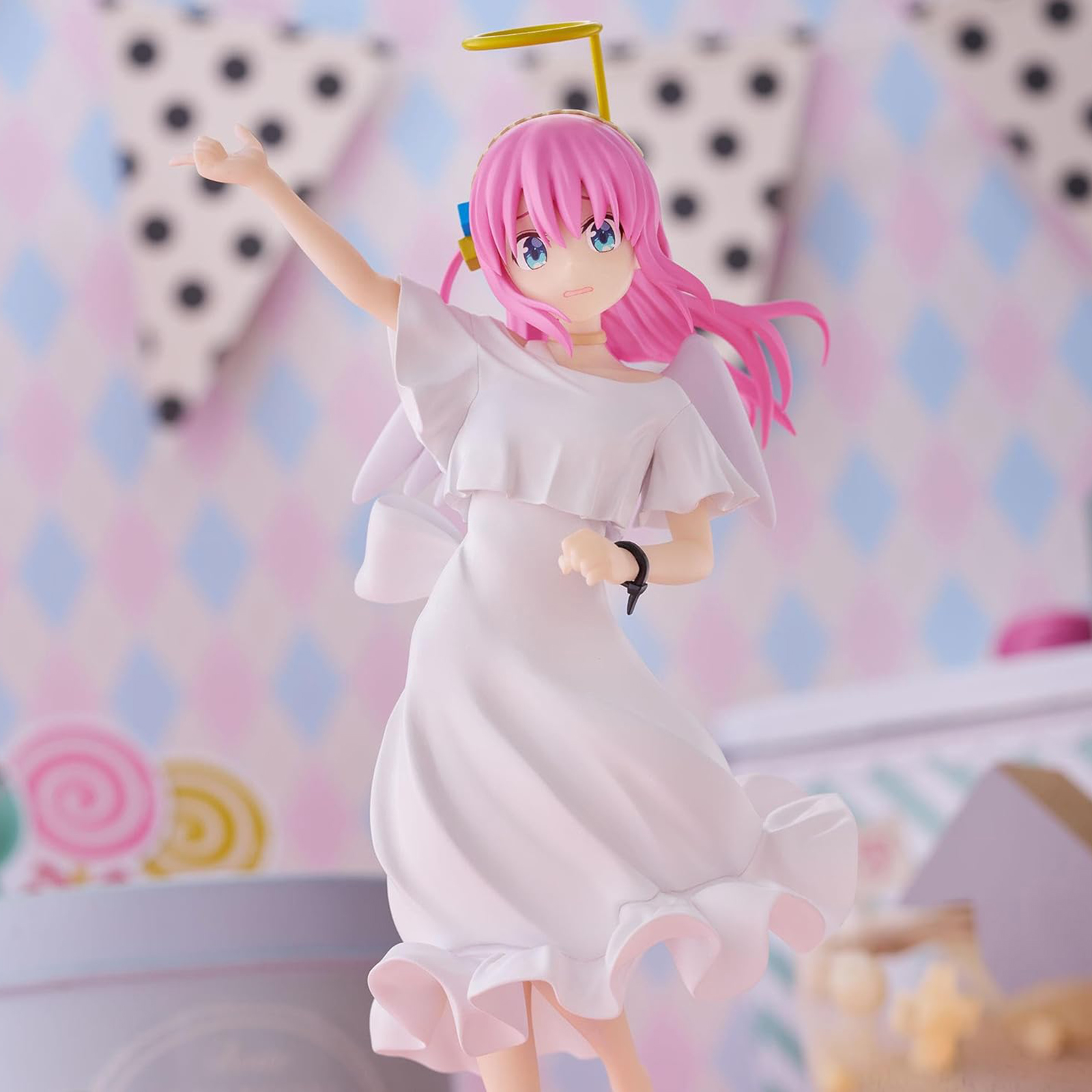 Anime-Figur mit pinken Haaren und weißem Kleid mit Engelsflügeln, in einem dekorierten Raum.