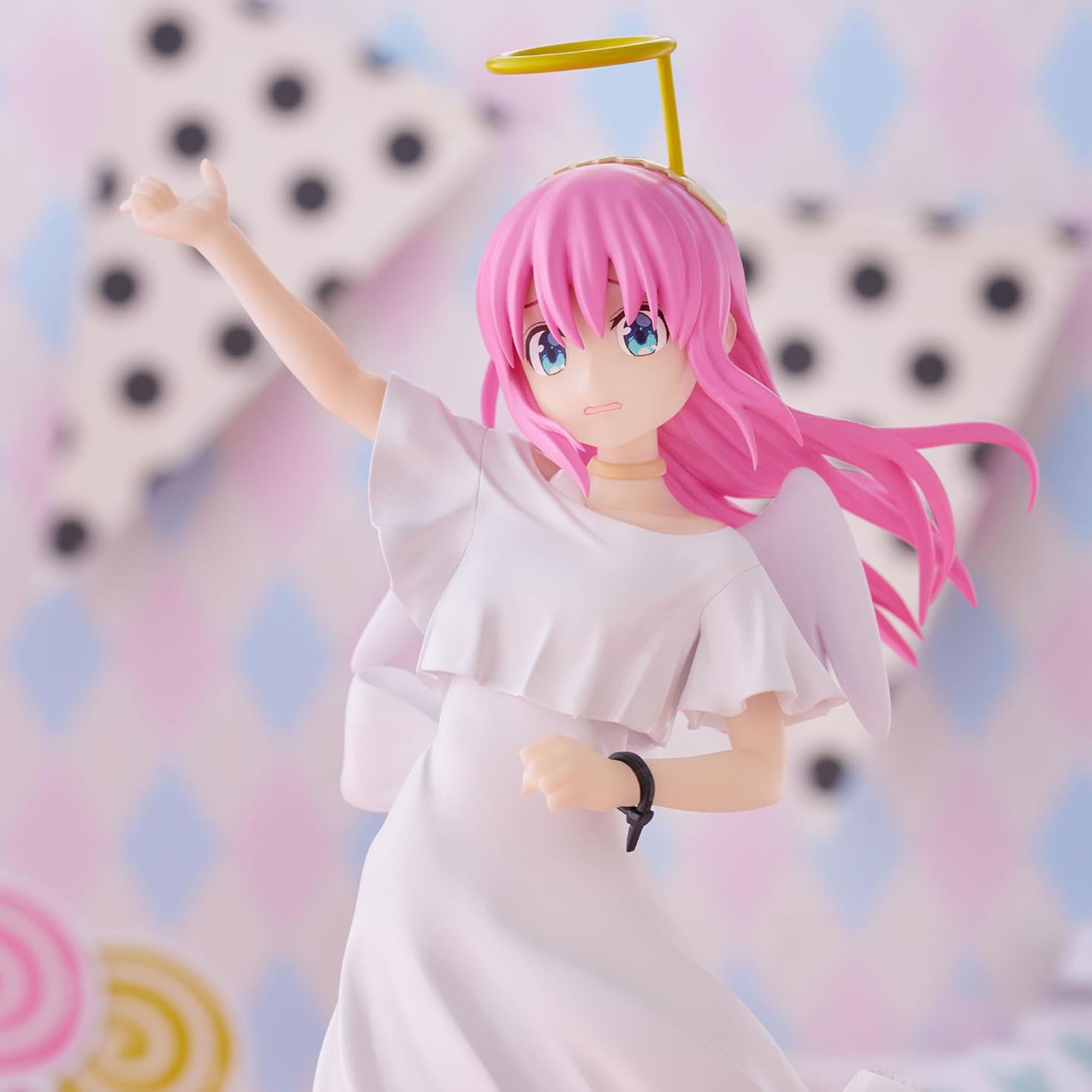 Anime-Figur eines Mädchens mit rosa Haaren, weißem Kleid und Heiligenschein. Sie hebt den Arm.