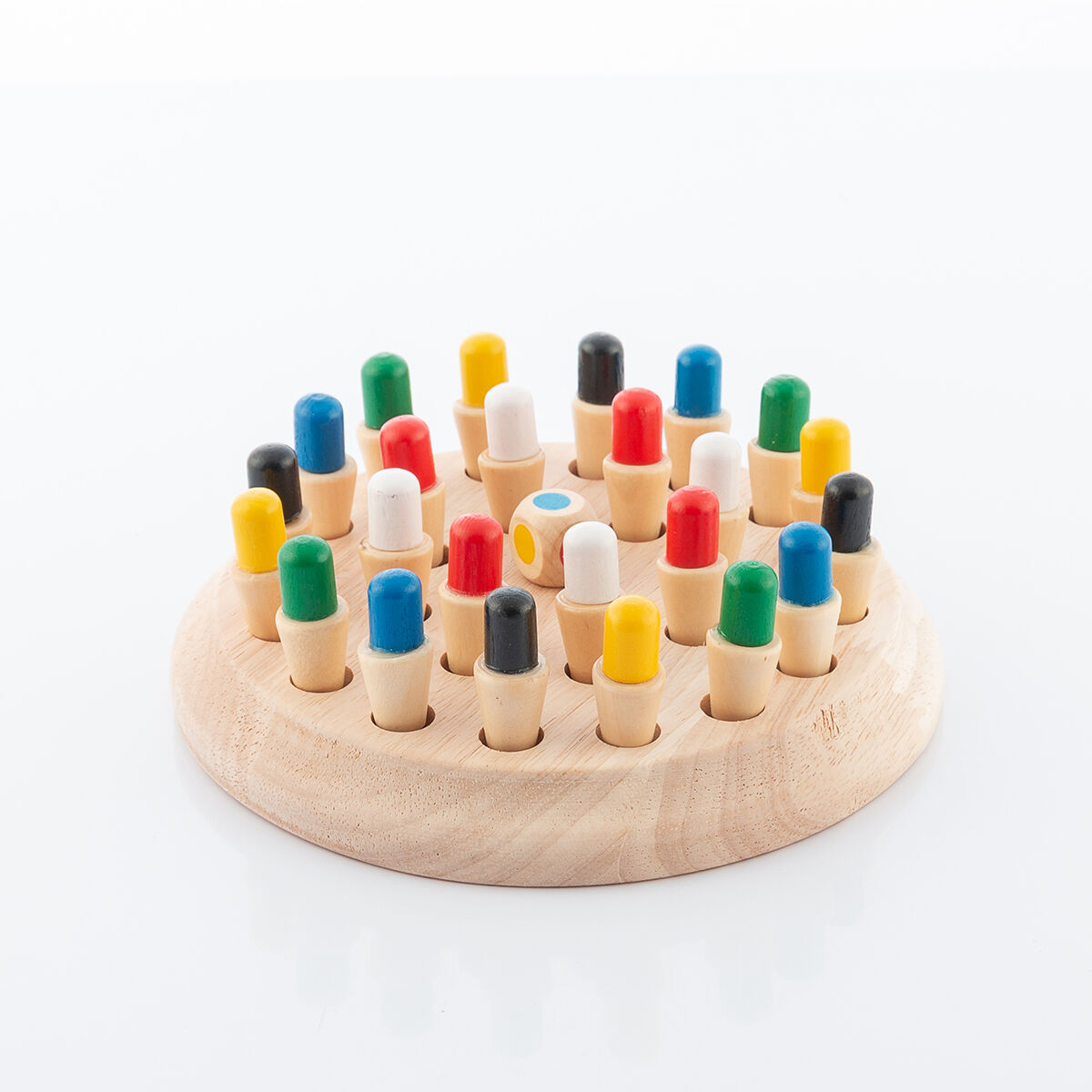 Gioco da tavolo in legno con pioli colorati e un dado su sfondo bianco.