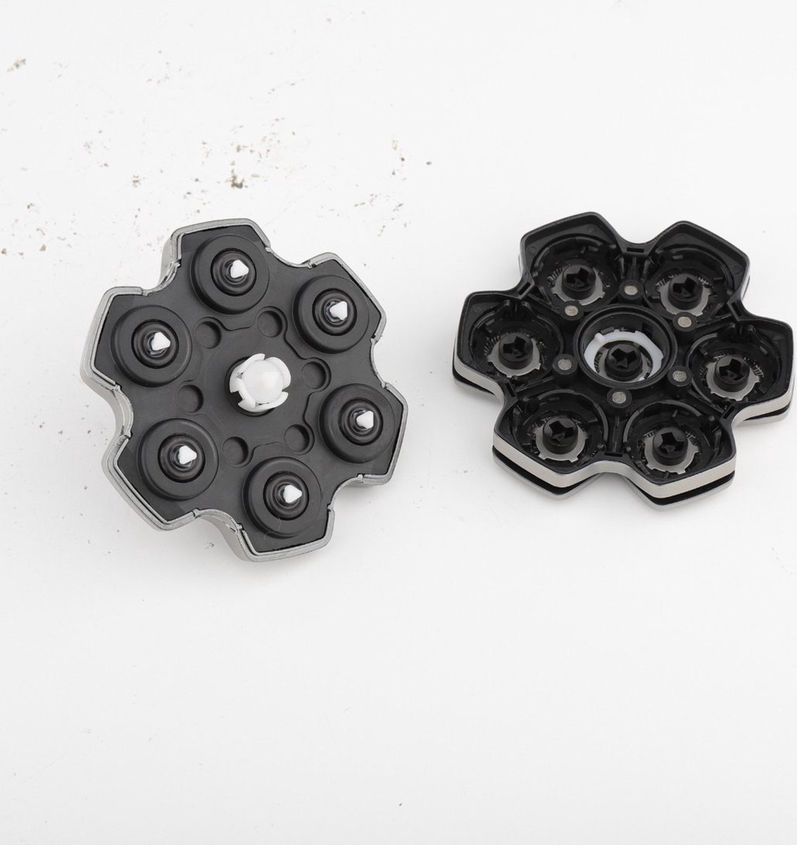 Zwei Ersatzköpfe für Rasierer, schwarz und silber.