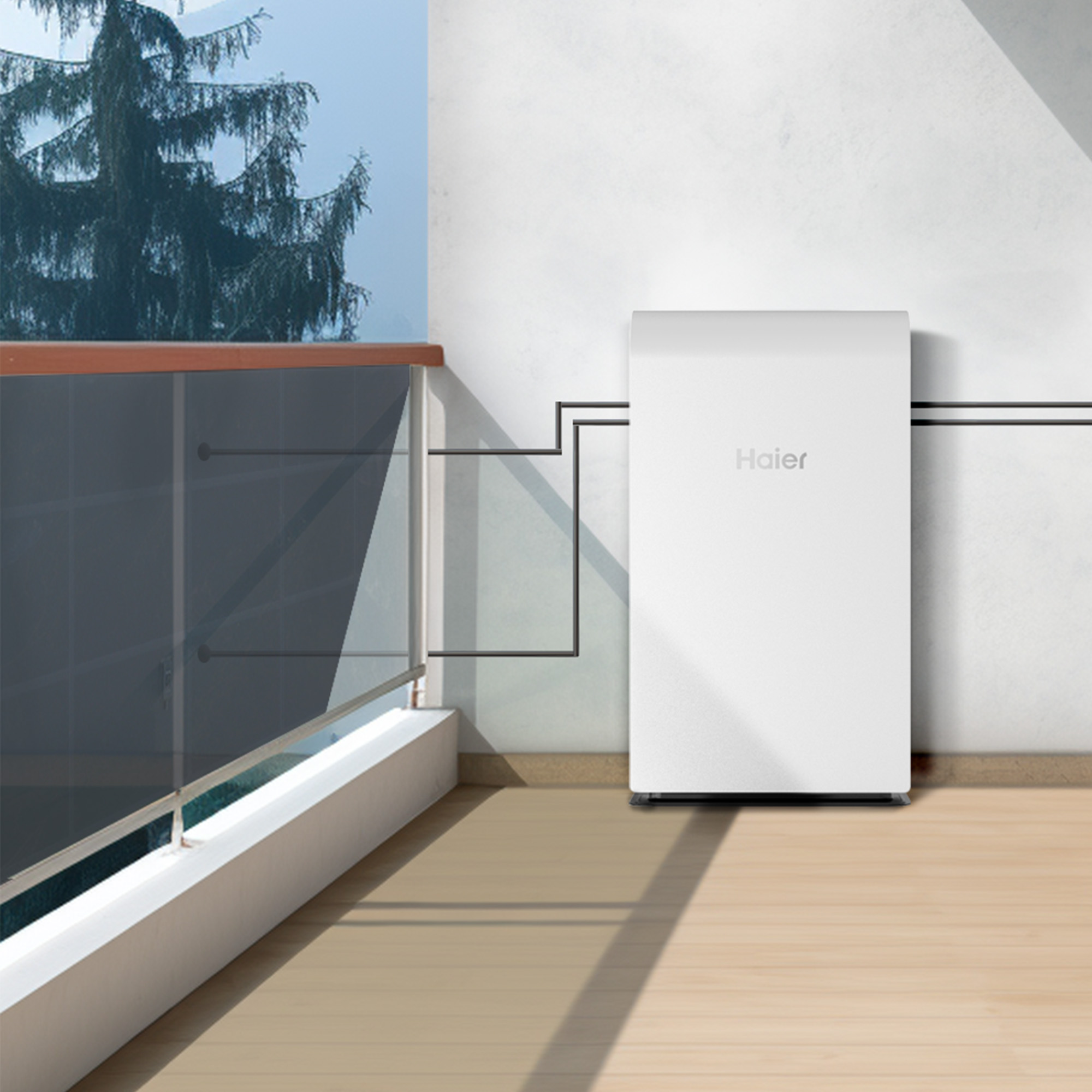 Weißes Haier-Energiespeichermodul auf einem Balkon, verbunden mit schwarzen Drähten.