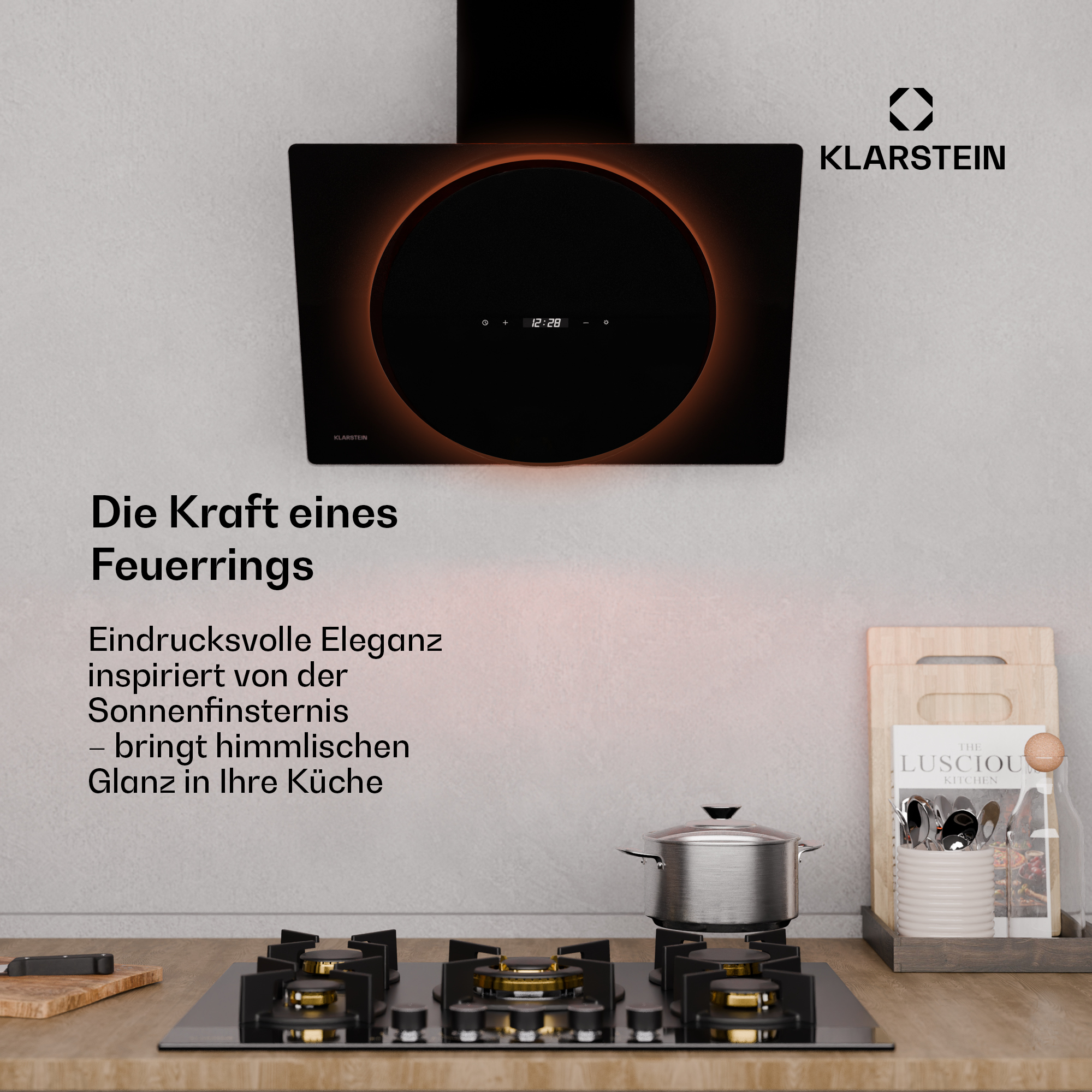 Una escena de cocina con una campana extractora negra sobre una encimera, con texto sobre elegancia y un reloj digital.