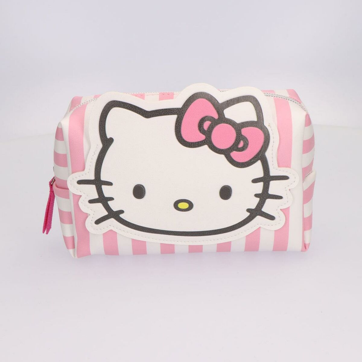Eine Hello Kitty-Make-up-Tasche mit rosa-weißen Streifen und einem Reißverschluss wird auf einem weißen Hintergrund gezeigt.